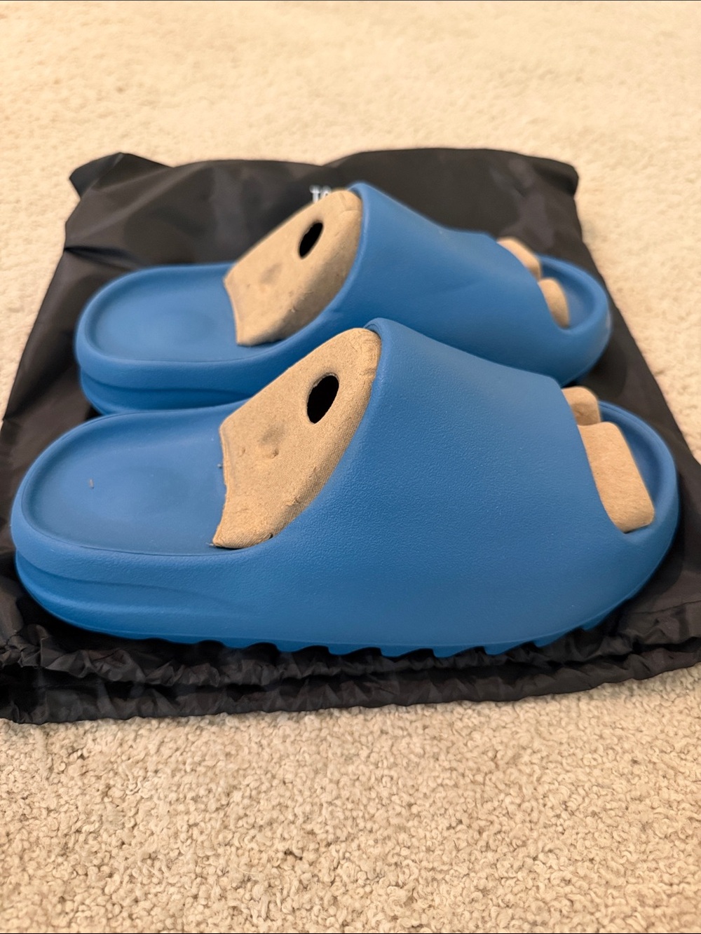 Yeezy slides - Picture 2 of 3